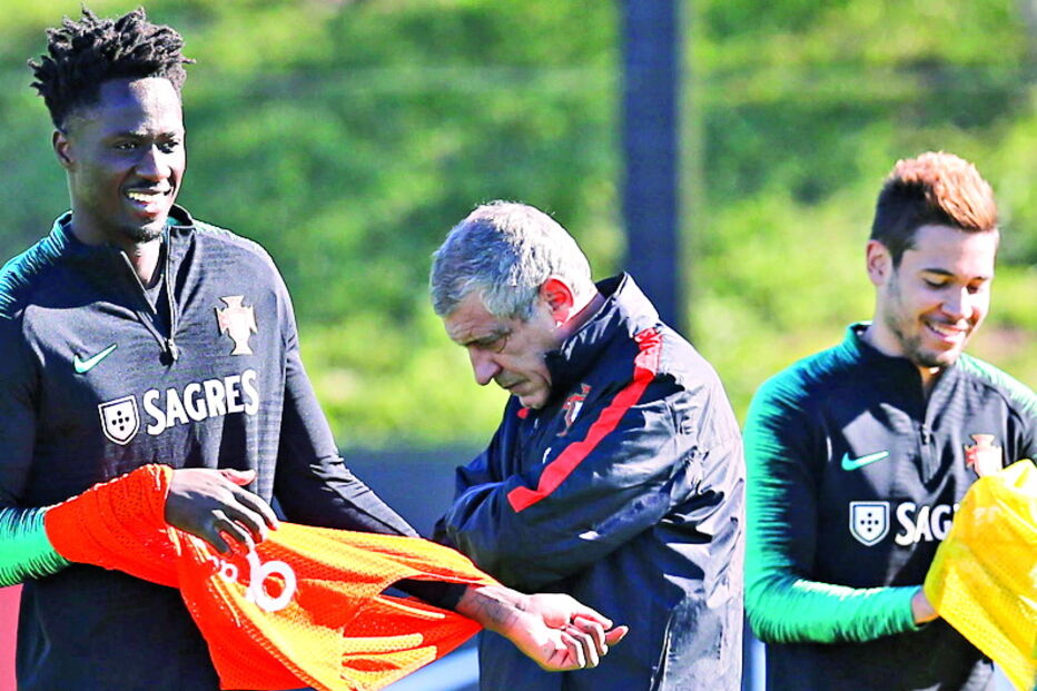 Fernando Santos entre Eder e Guerreiro