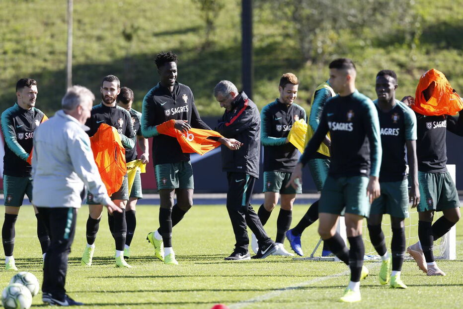 Fernando Santos junto dos jogadores 