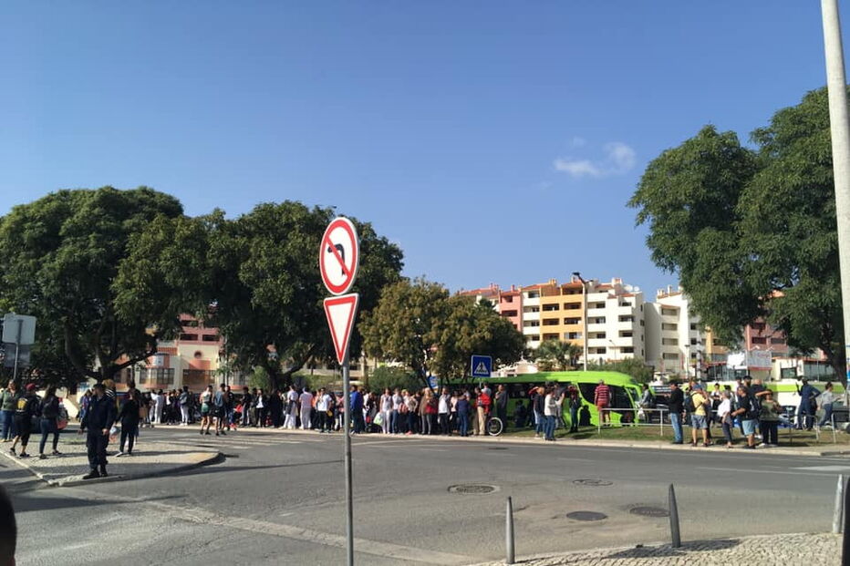 Ameaça de bomba obriga a evacuação de centro comercial em Albufeira