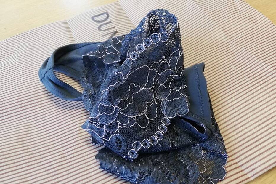 Caso de violação leva deputada a mostrar cuecas de renda no Parlamento