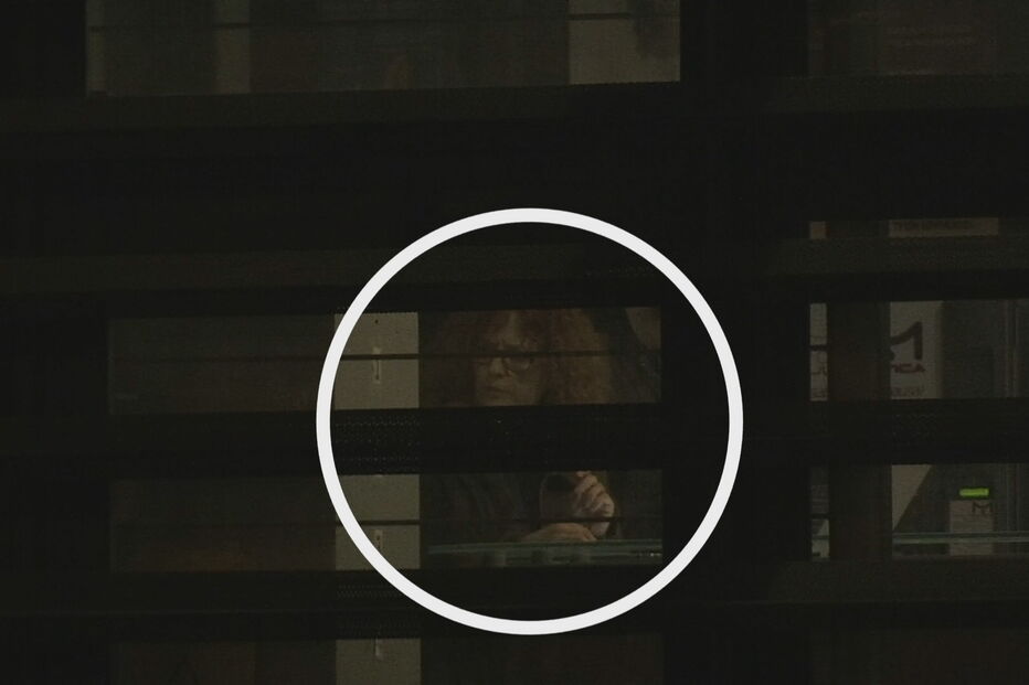 Irmã de Bruno de Carvalho no interior do Tribunal de Barreiro