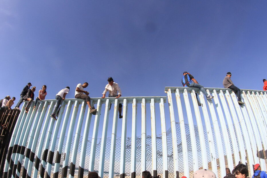 Primeira caravana de migrantes chega à fronteira com os EUA