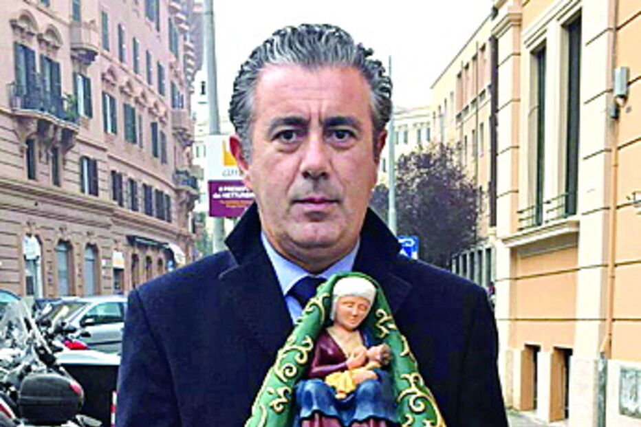 O autarca Walter Chicharro com imagem de Nossa Senhora   