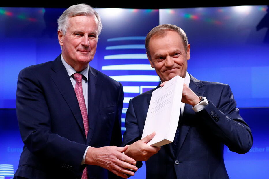 Michel Barnier, negociador da UE, e Donald Tusk mostram o acordo do Brexit