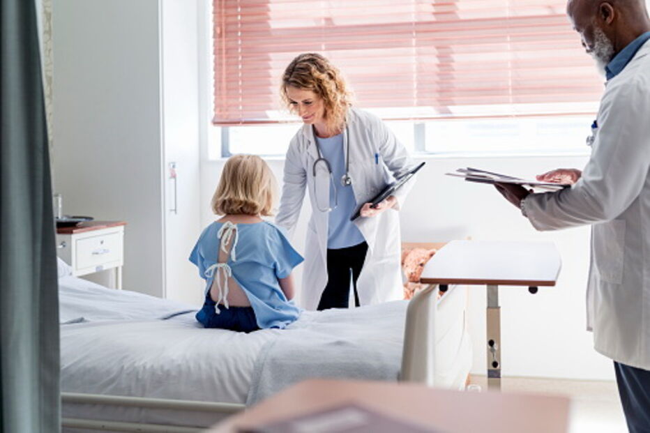 Criança a ser atendida num hospital