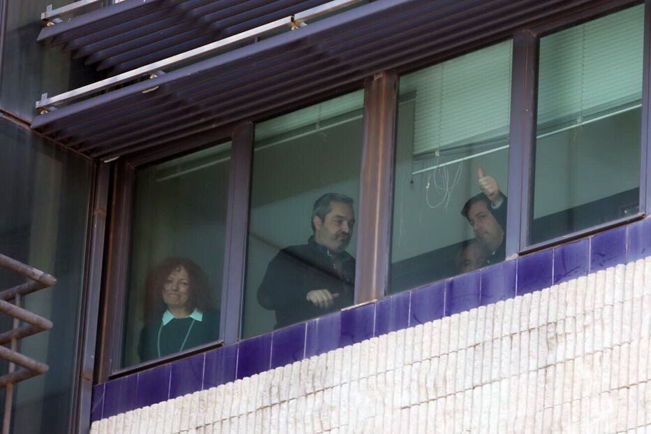 Bruno de Carvalho acena à janela do tribunal