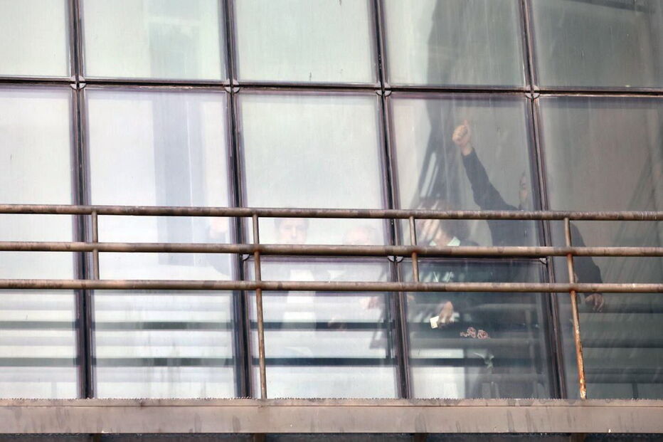 Bruno de Carvalho acena à janela do tribunal