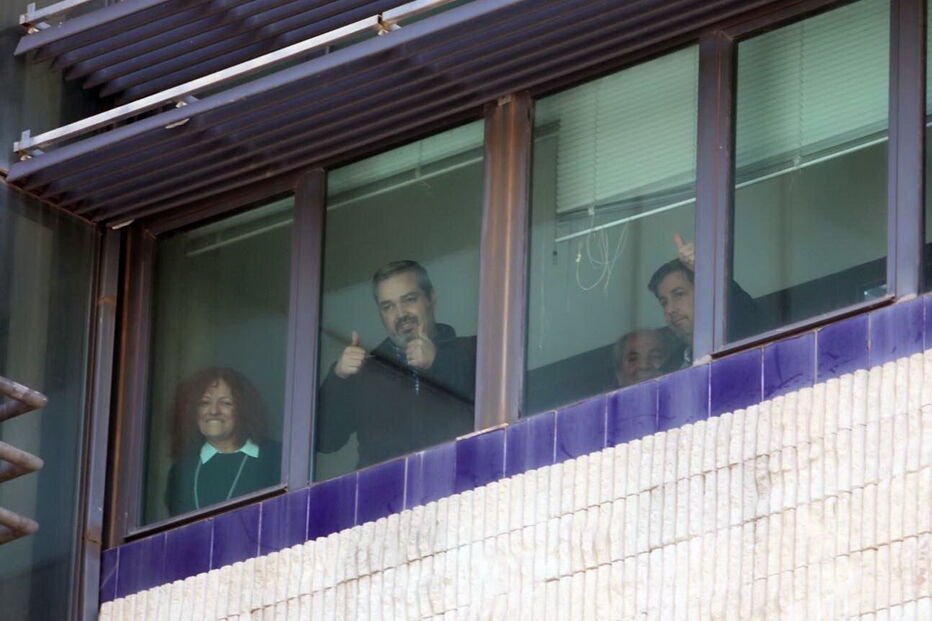 Bruno de Carvalho acena à janela do tribunal
