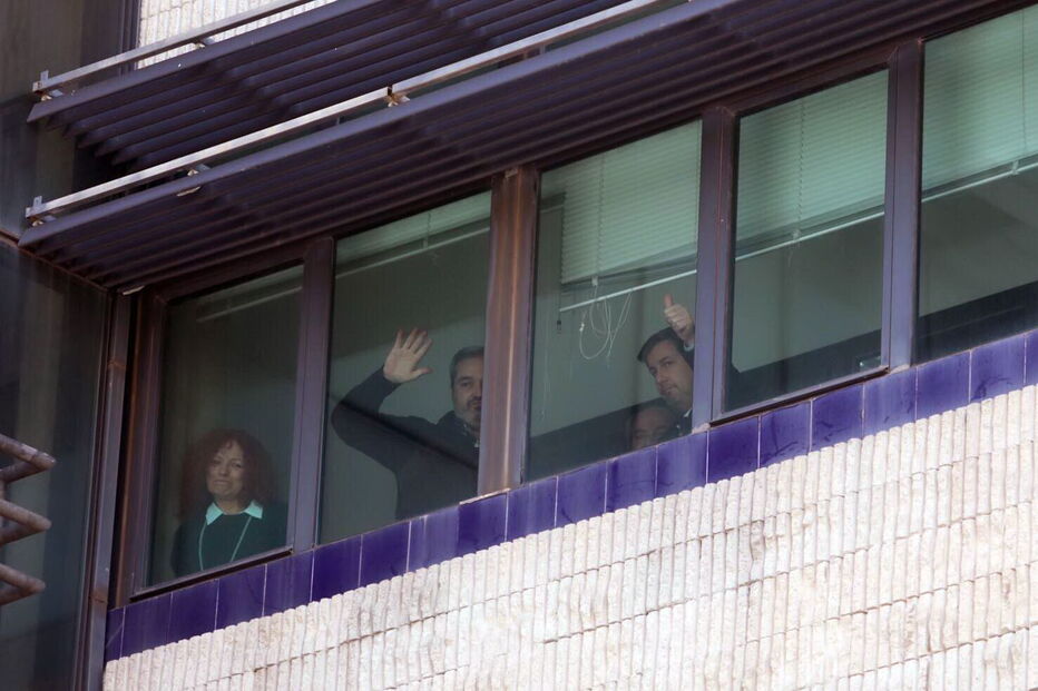 Bruno de Carvalho acena à janela do tribunal