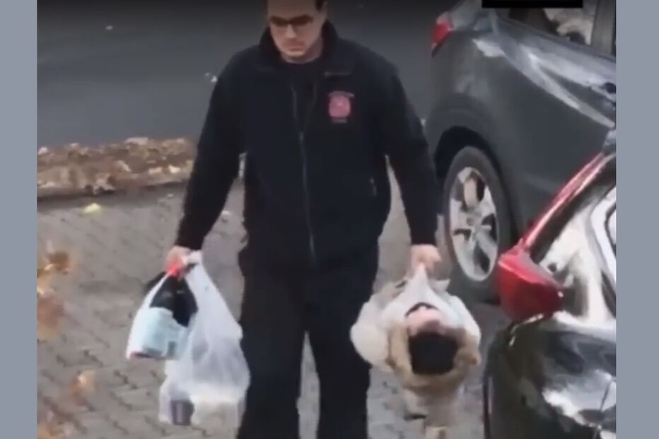 Pai carrega a filha que recusa a sair do chão