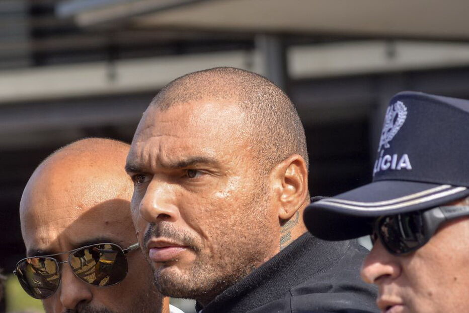 Mustafá à saída do tribunal