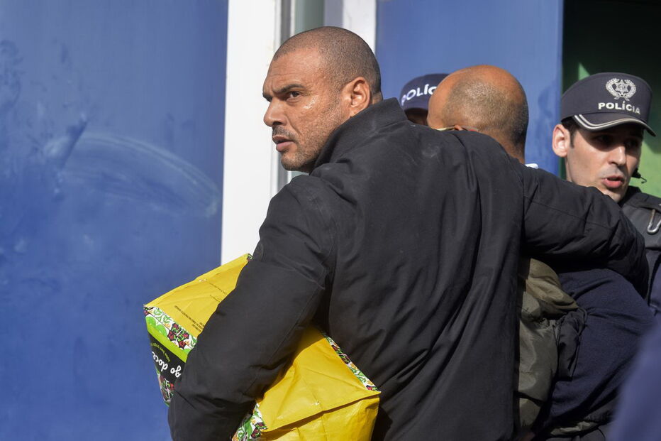 Mustafá à saída do tribunal