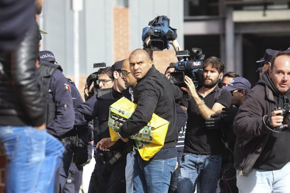 Mustafá à saída do tribunal do Barreiro