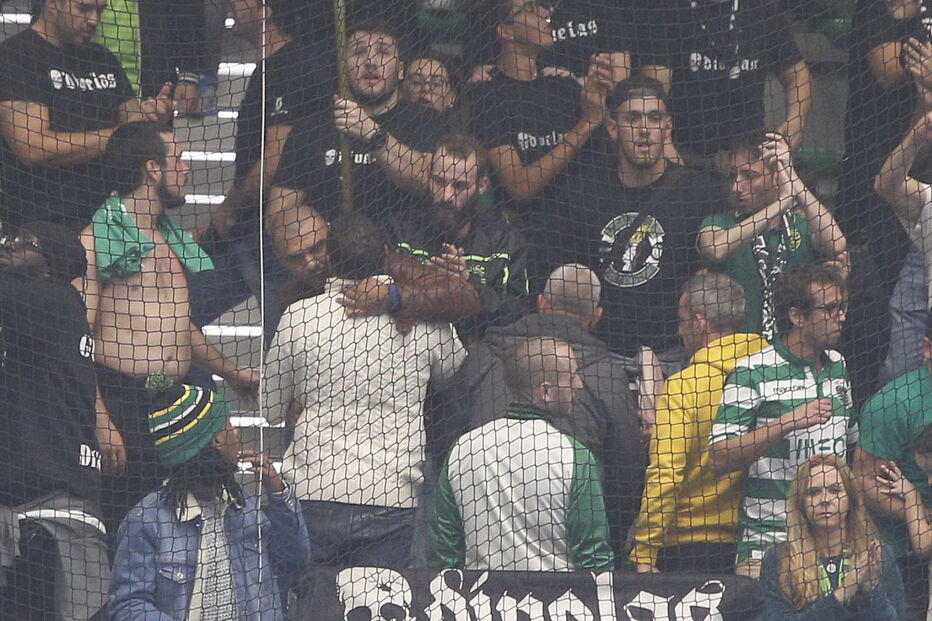 Mustafá recebido com cânticos antes de assistir a jogo de futsal do Sporting