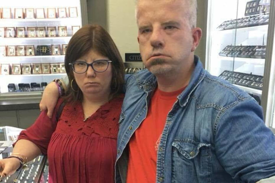 Casal que não consegue sorrir devido a doença rara apaixona-se na internet