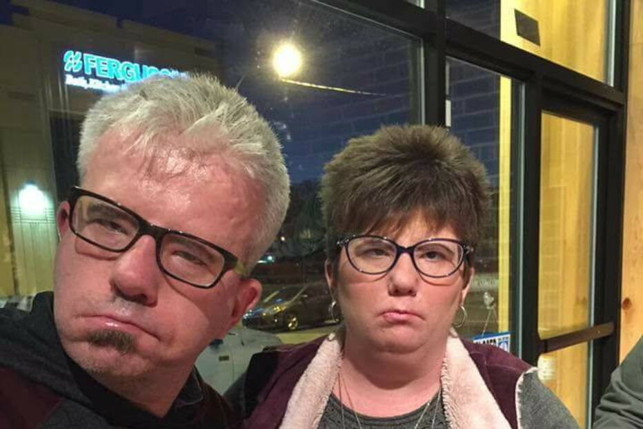 Casal que não consegue sorrir devido a doença rara apaixona-se na internet