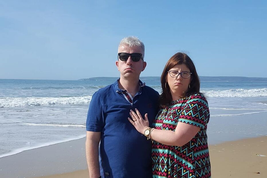 Casal que não consegue sorrir devido a doença rara apaixona-se na internet