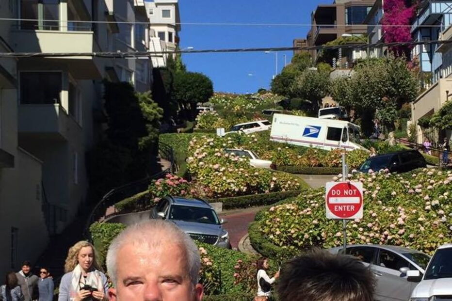 Casal que não consegue sorrir devido a doença rara apaixona-se na internet