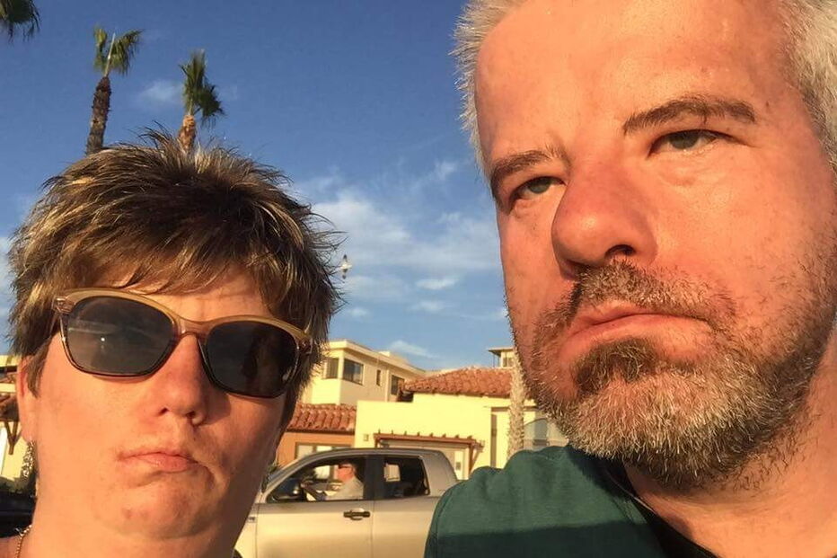 Casal que não consegue sorrir devido a doença rara apaixona-se na internet