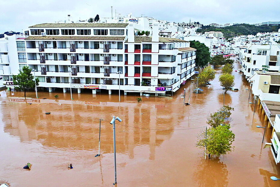 Baixa de Albufeira ficou debaixo de água após um fenómeno de chuva intensa ocorrido no dia 1 de novembro de 2015   