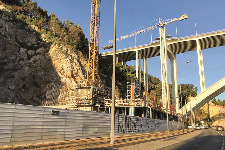 Empreitada decorre em terrenos a poente da ponte da Arrábida, entre a rua do Ouro e a calçada da Arrábida