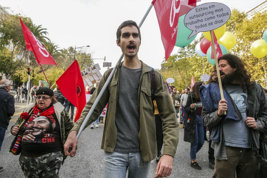 Milhares de pessoas saíram à rua para a manifestação marcada pela CGTP