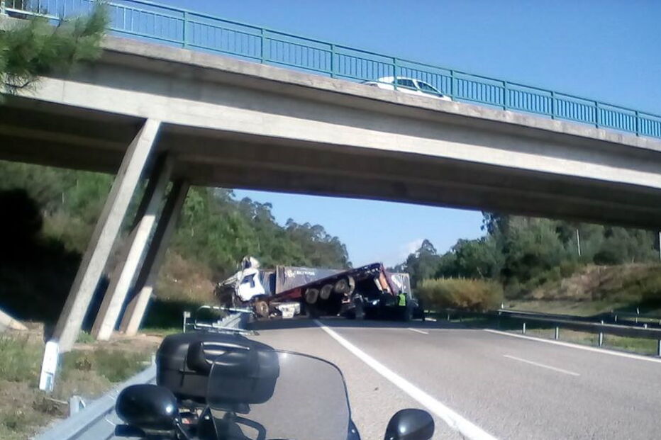 Acidente com camião na A1, em Aveiro	