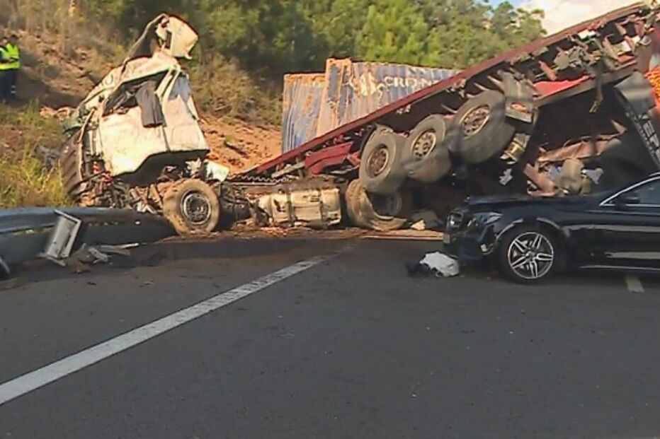  Acidente com camião e carro na A1, em Aveiro