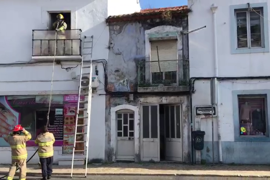 Fogo na Póvoa de Santo Adrião, Odivelas, assusta moradores
