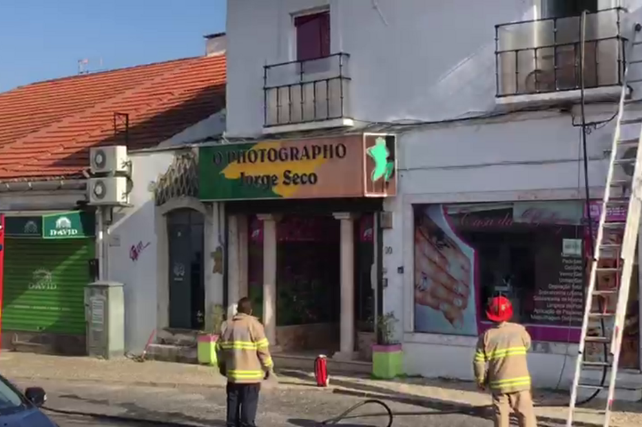 Fogo na Póvoa de Santo Adrião, Odivelas, assusta moradores