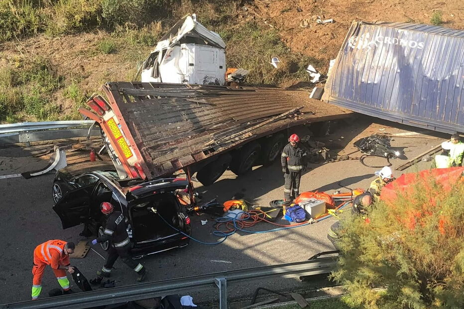 Acidente com camião faz quatro feridos corta A1 em Aveiro