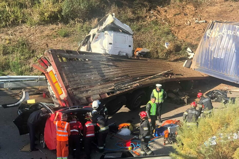Acidente com camião faz quatro feridos corta A1 em Aveiro