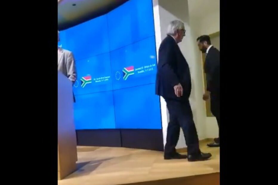 Juncker abandona conferência de imprensa por ter um sapato de cada cor