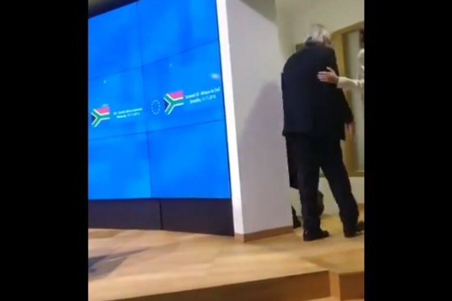 Juncker abandona conferência de imprensa por ter um sapato de cada cor