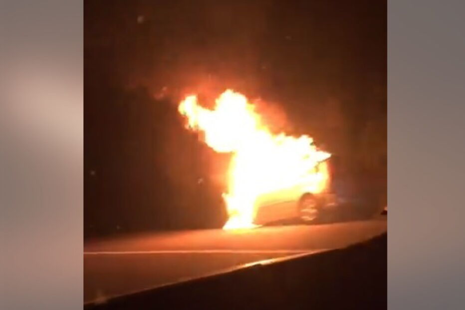 Carro incendeia-se na A1 junto a Pombal