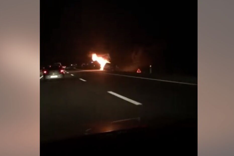 Carro incendeia-se na A1 junto a Pombal
