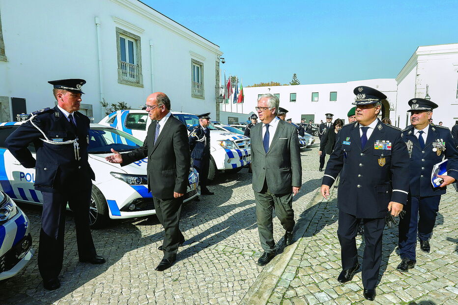 Ministro Eduardo Cabrita e o presidente da Câmara de Cascais, Carlos Carreiras, na entrega das viaturas à Divisão de Polícia daquele concelho