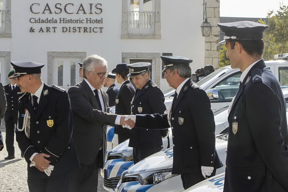Ministro Eduardo Cabrita e o presidente da Câmara de Cascais, Carlos Carreiras, na entrega das viaturas à Divisão de Polícia daquele concelho