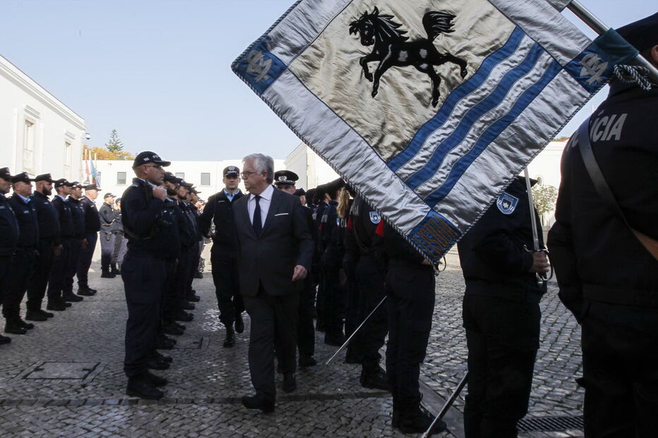 Ministro Eduardo Cabrita e o presidente da Câmara de Cascais, Carlos Carreiras, na entrega das viaturas à Divisão de Polícia daquele concelho