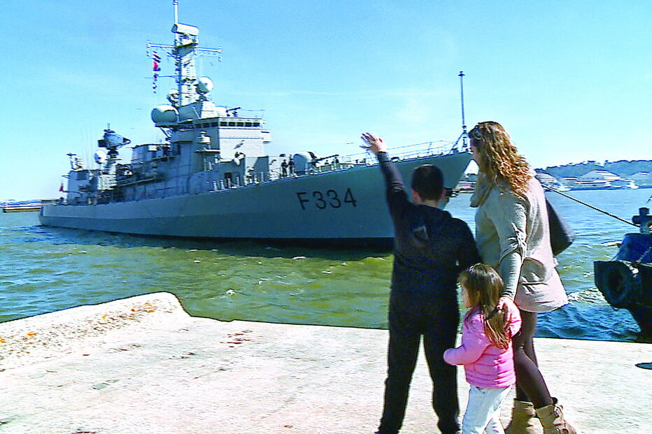 Fragata ‘D. Francisco de Almeida’ na partida para uma missão no estrangeiro. Subsídios compensam meses no mar