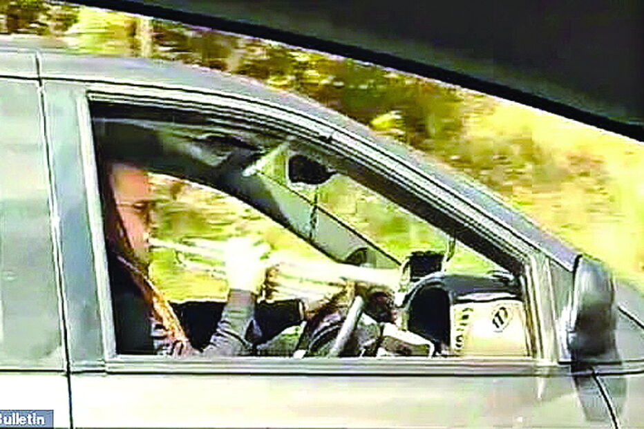 Homem toca trompete ao volante após rádio do carro avariar