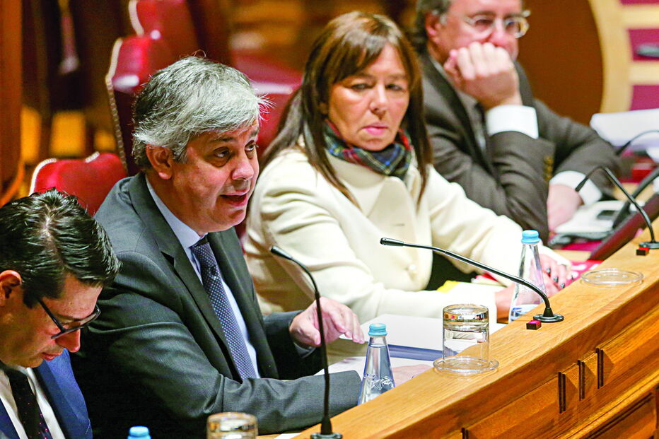 Centeno no Parlamento disse que o OE de 2019 comporta “enormes riscos” e pediu aos partidos que não fossem “miópicos”