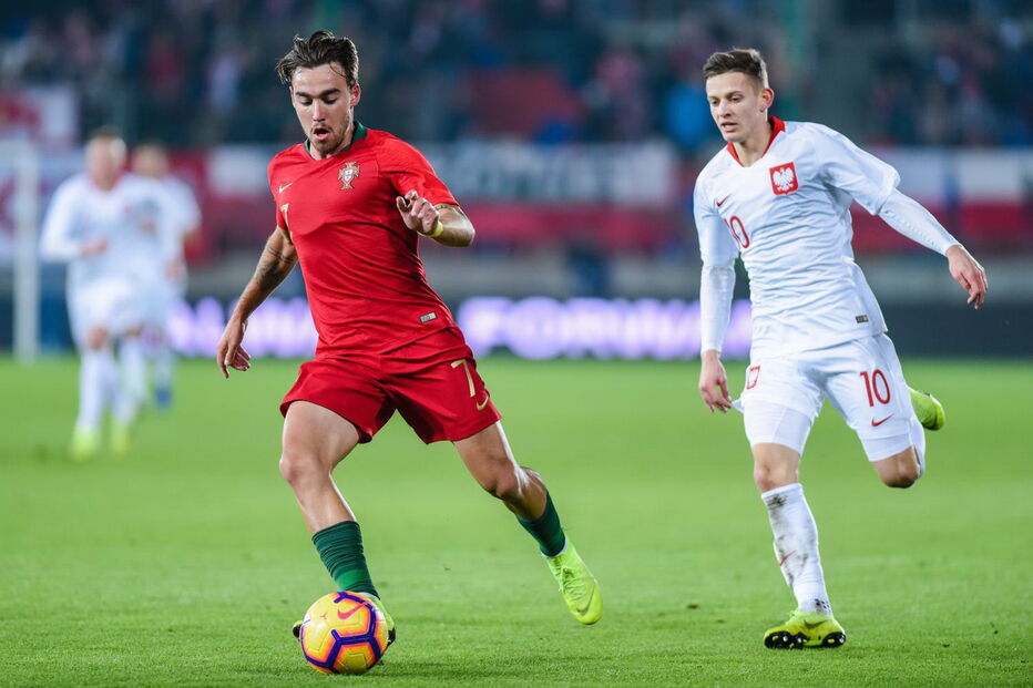 Seleção portuguesa de sub-21 a jogar contra a Polónia