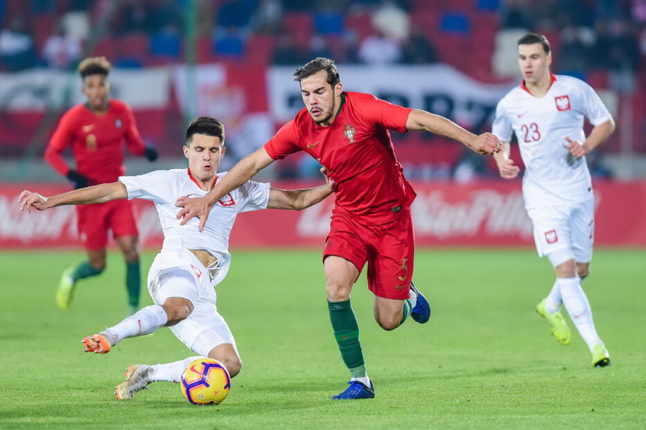 Seleção portuguesa de sub-21 a jogar contra a Polónia
