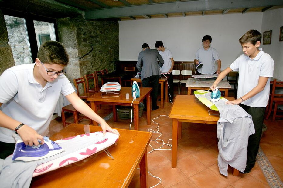 Escola ensina rapazes tarefas domésticas 