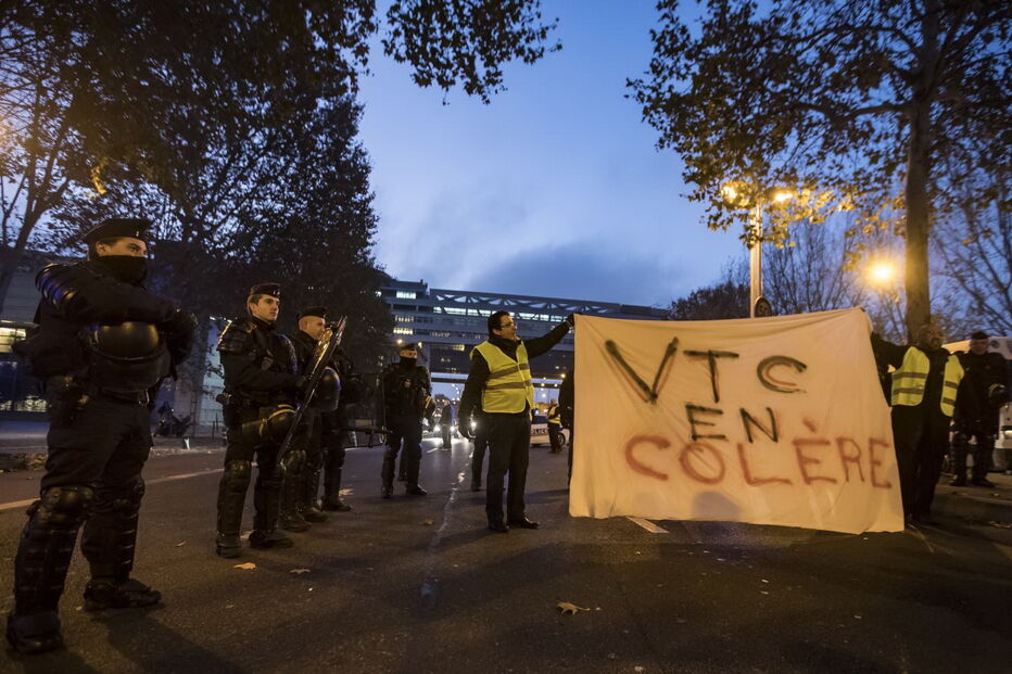 Protestos em França lançam o caos no país