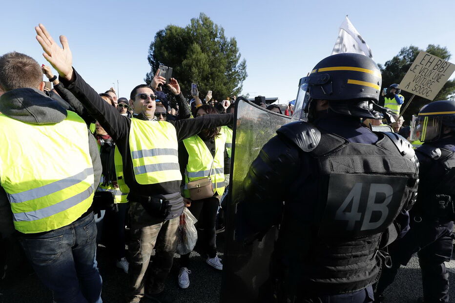 Protestos em França lançam o caos no país
