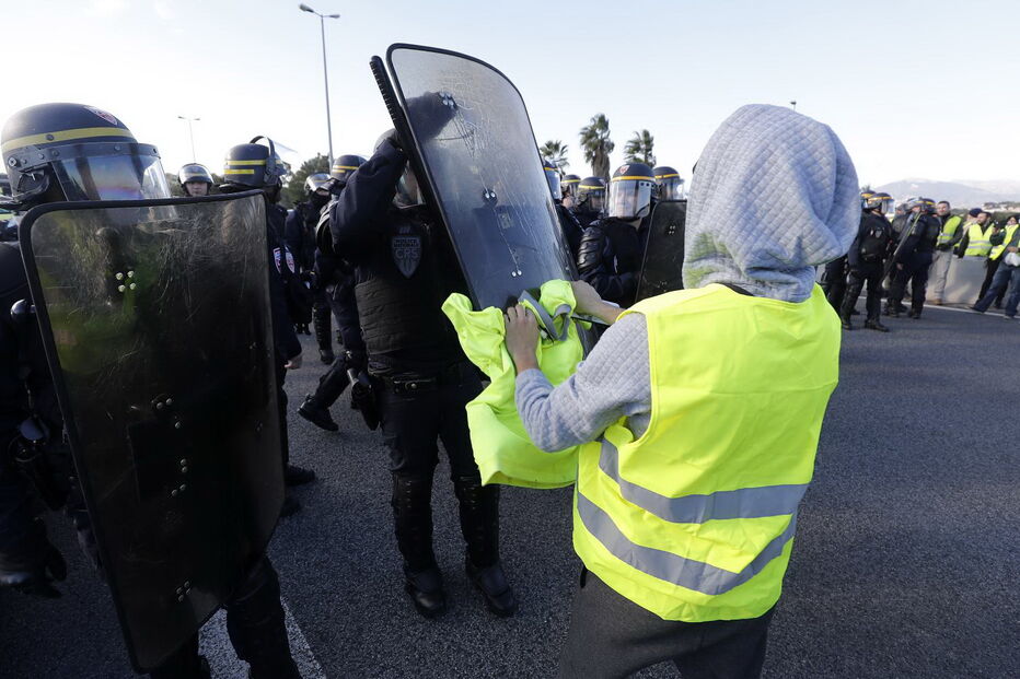 Protestos em França lançam o caos no país