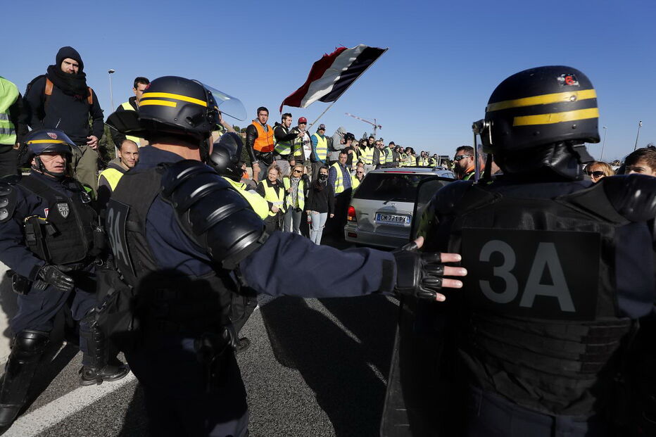 Protestos em França lançam o caos no país