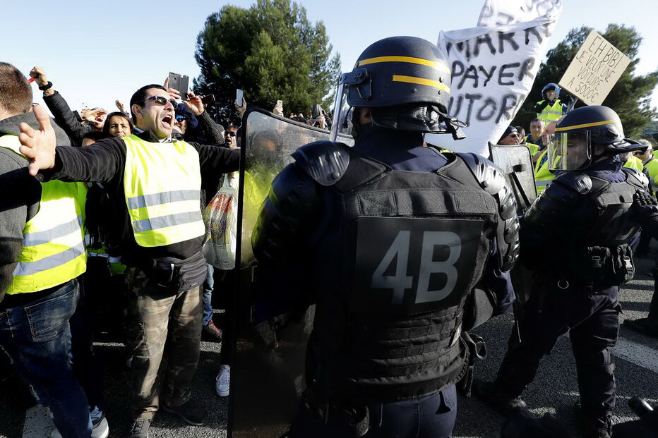 Protestos em França lançam o caos no país